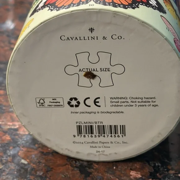 Papillons Butterflies Mini Puzzle 240 pieces -Red and Cream background - Picture 4 of 12